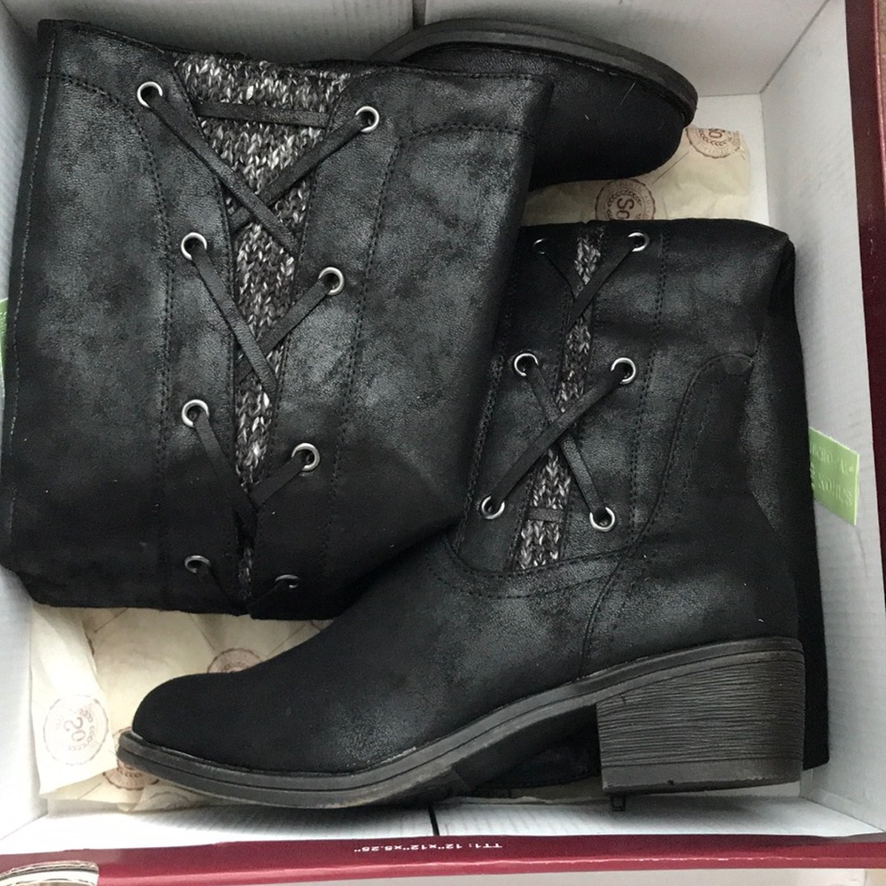 Size 6 black women’s fashion boots.